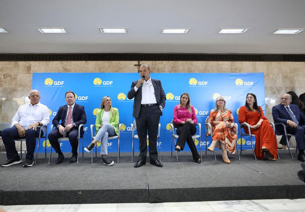 Capa da notícia: GDF vai construir usina fotovoltaica para atender 400 escolas públicas no DF com energia limpa